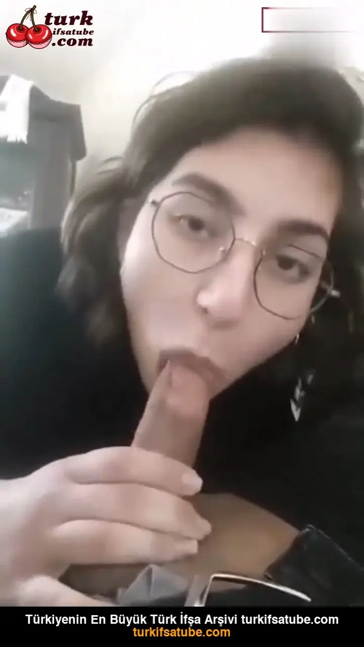 Genç Gözlüklü Liseli Kız Harika Sakso Çekiyor ve Sıvazlayarak Boşaltıyor